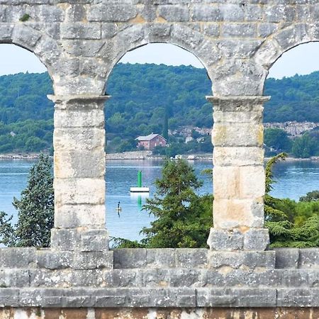 Apartman P-E Pula Bagian luar foto