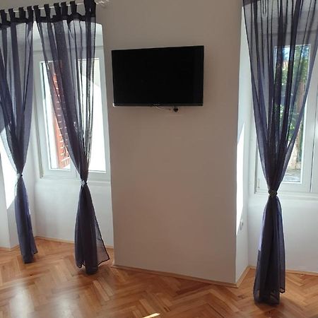 Apartman P-E Pula Bagian luar foto