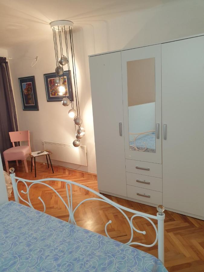 Apartman P-E Pula Bagian luar foto