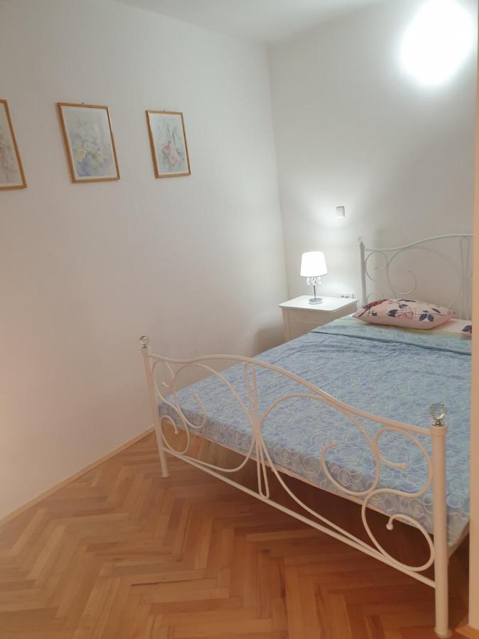 Apartman P-E Pula Bagian luar foto