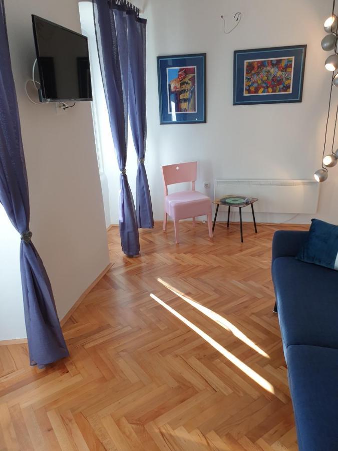 Apartman P-E Pula Bagian luar foto